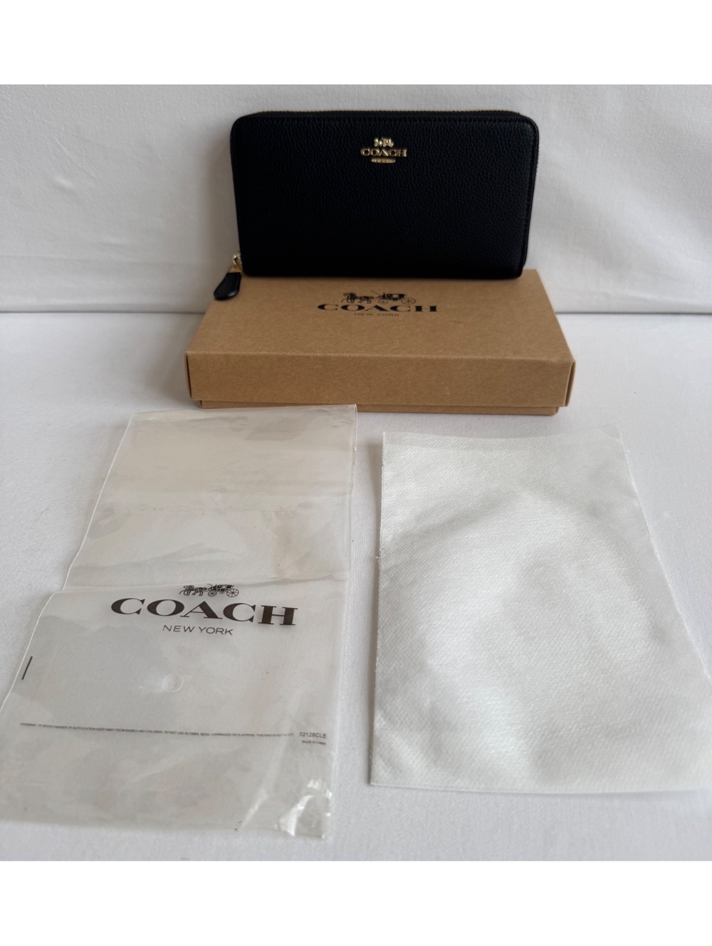 COACH F16612 Accordion Zip Wallet Black Pebble Leather Gold Tone